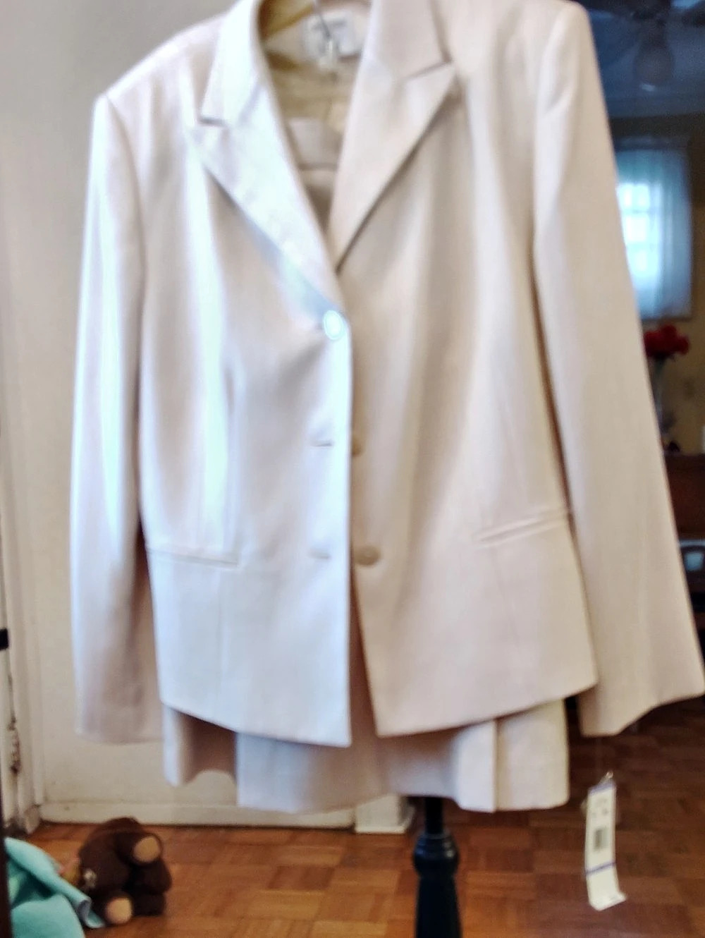 Collections for Le Suit Two-piece skirt suit in White Size